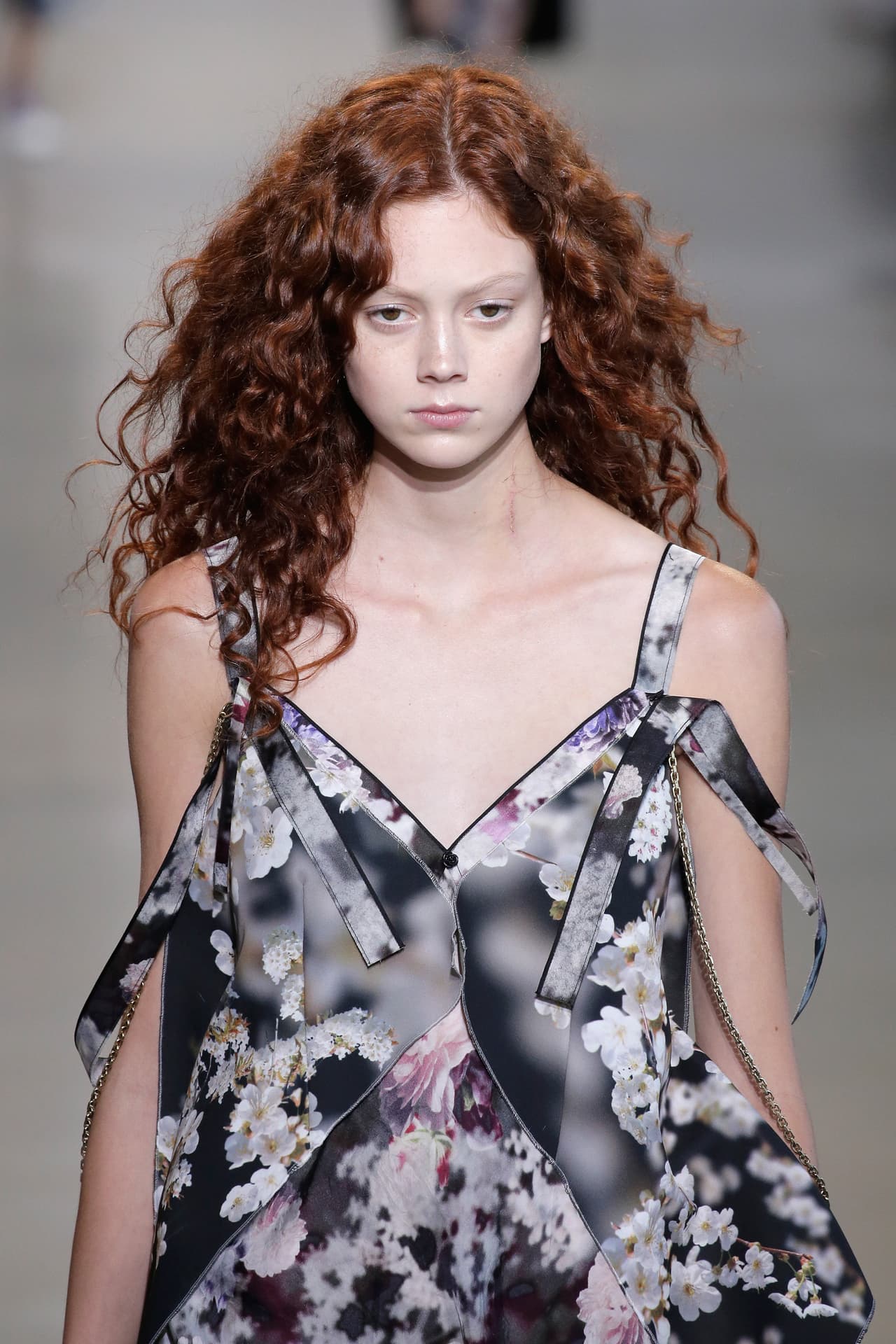 Por su parte Calvin Klein recurrió a la simplicidad e hizo del minimalismo su bandera para la Primavera - Verano del 2016. En la colección apostaron por los colores neutros en telas brillantes y añadieron algunos estampados clásicos, como flores para añadirle un toque de femineidad. Klein le dijo adiós a las prendas ajustadas y optó por un estilo relajado y 'chic' en toda la colección. Mira algunos de los mejores momentos de su pasarela.