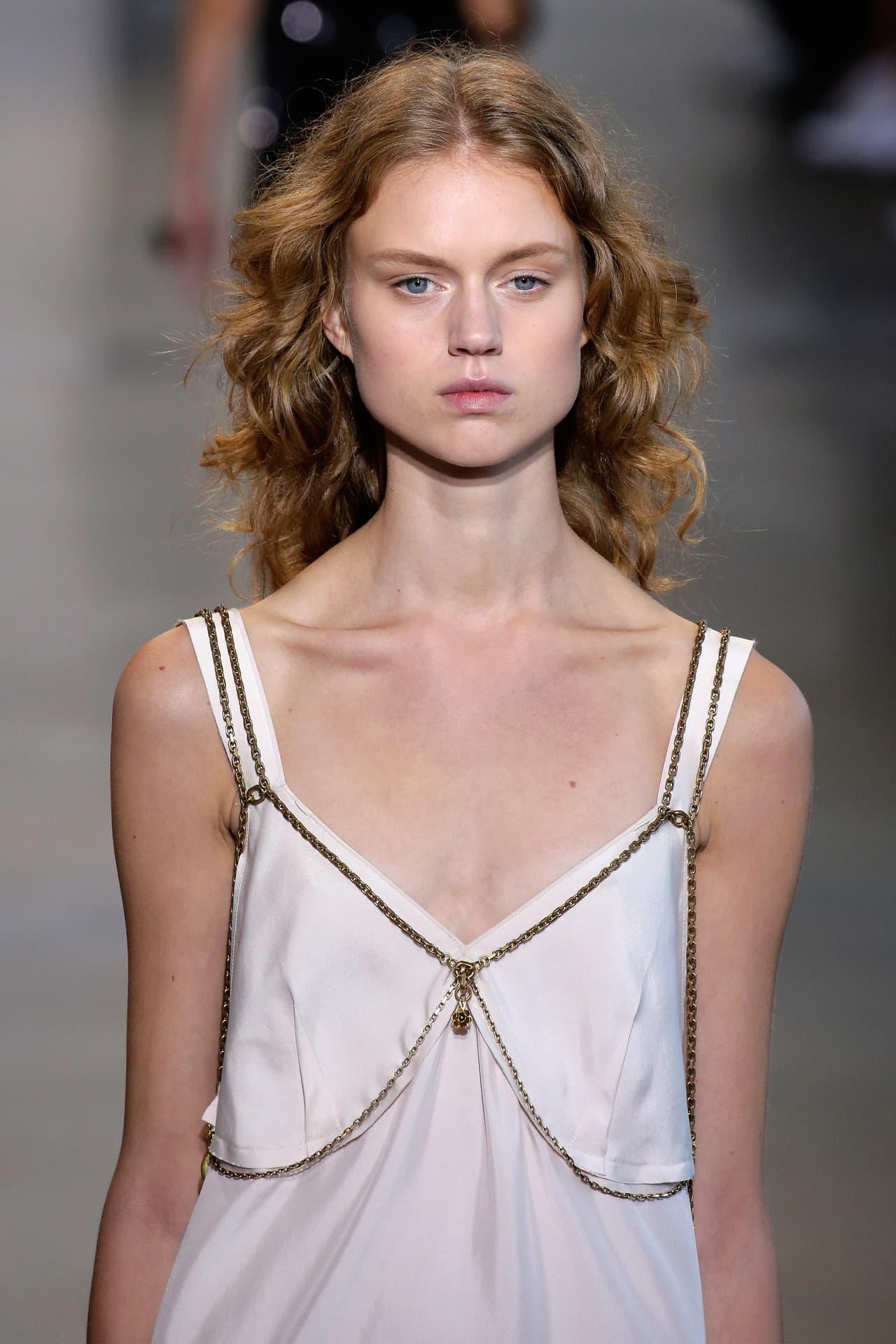 Por su parte Calvin Klein recurrió a la simplicidad e hizo del minimalismo su bandera para la Primavera - Verano del 2016. En la colección apostaron por los colores neutros en telas brillantes y añadieron algunos estampados clásicos, como flores para añadirle un toque de femineidad. Klein le dijo adiós a las prendas ajustadas y optó por un estilo relajado y 'chic' en toda la colección. Mira algunos de los mejores momentos de su pasarela.