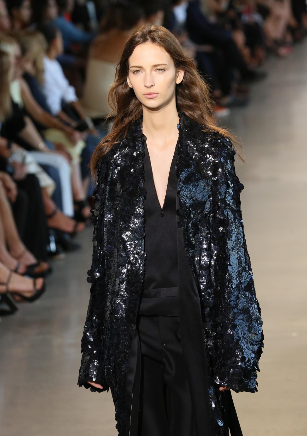 Por su parte Calvin Klein recurrió a la simplicidad e hizo del minimalismo su bandera para la Primavera - Verano del 2016. En la colección apostaron por los colores neutros en telas brillantes y añadieron algunos estampados clásicos, como flores para añadirle un toque de femineidad. Klein le dijo adiós a las prendas ajustadas y optó por un estilo relajado y 'chic' en toda la colección. Mira algunos de los mejores momentos de su pasarela.