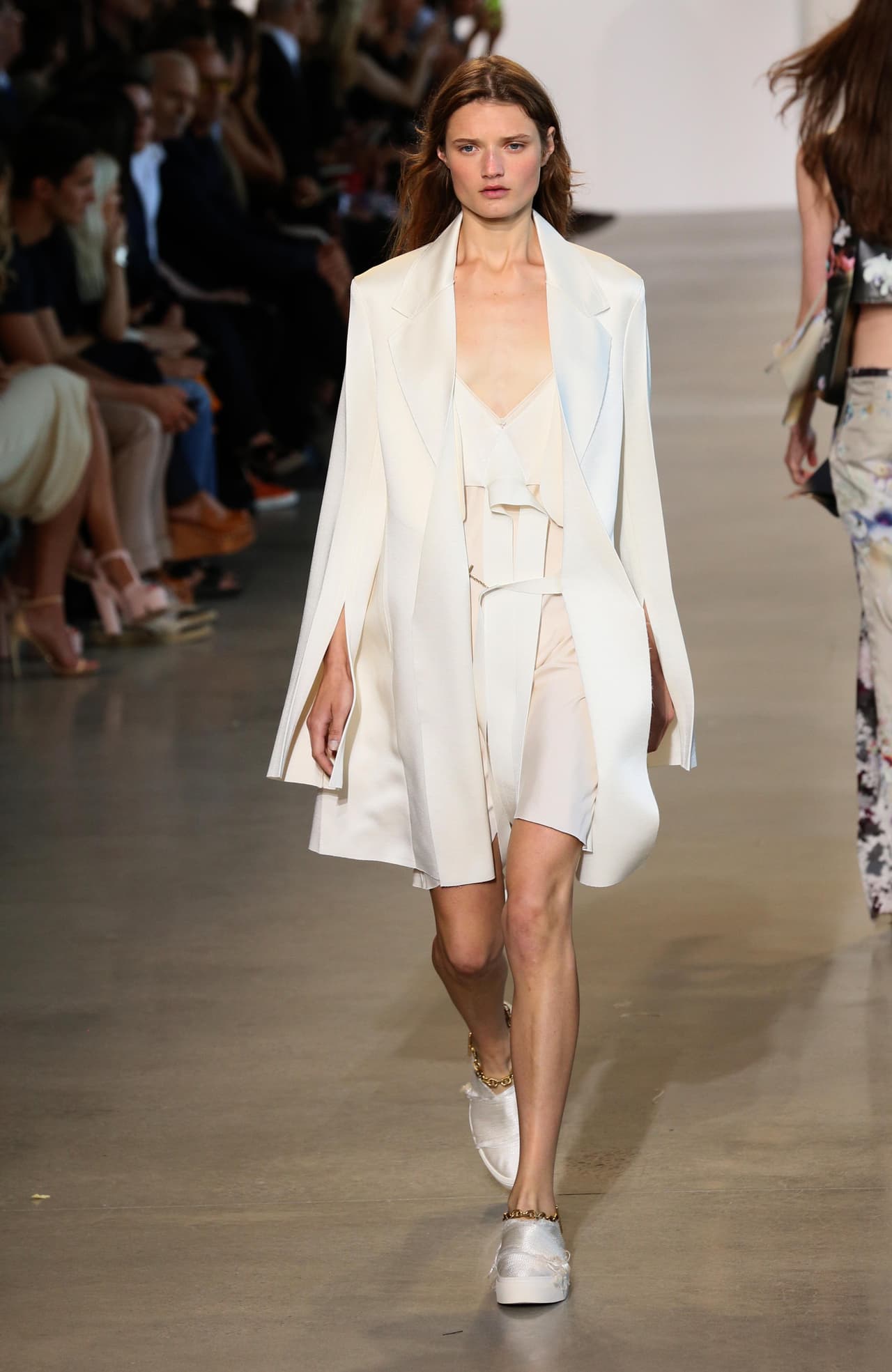 Por su parte Calvin Klein recurrió a la simplicidad e hizo del minimalismo su bandera para la Primavera - Verano del 2016. En la colección apostaron por los colores neutros en telas brillantes y añadieron algunos estampados clásicos, como flores para añadirle un toque de femineidad. Klein le dijo adiós a las prendas ajustadas y optó por un estilo relajado y 'chic' en toda la colección. Mira algunos de los mejores momentos de su pasarela.