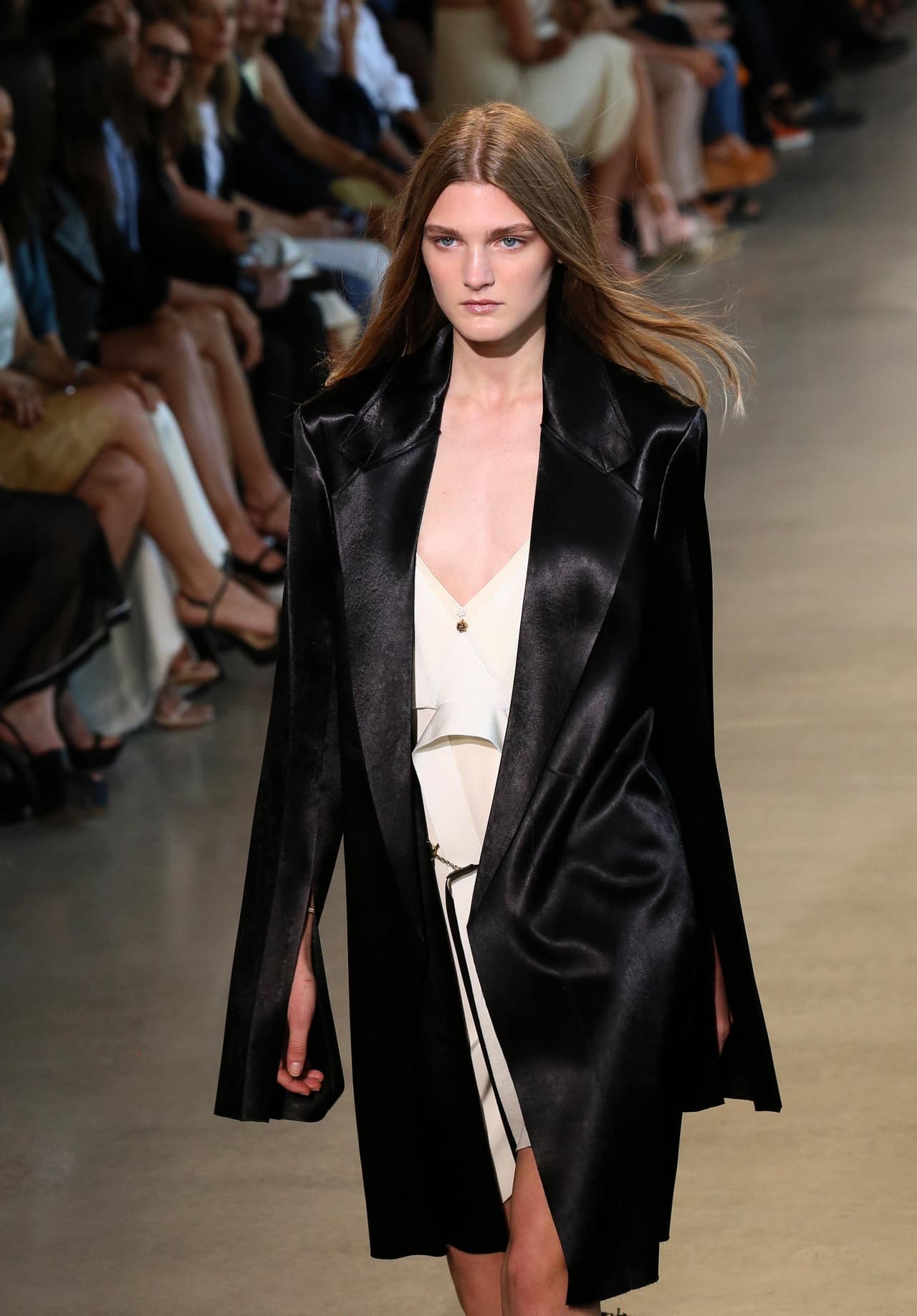 Por su parte Calvin Klein recurrió a la simplicidad e hizo del minimalismo su bandera para la Primavera - Verano del 2016. En la colección apostaron por los colores neutros en telas brillantes y añadieron algunos estampados clásicos, como flores para añadirle un toque de femineidad. Klein le dijo adiós a las prendas ajustadas y optó por un estilo relajado y 'chic' en toda la colección. Mira algunos de los mejores momentos de su pasarela.