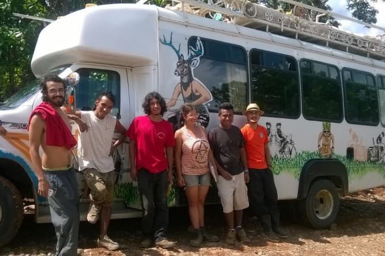 Los ambientalistas expulsados eran de nacionalidad mexicana, española, argentina y costarricense.