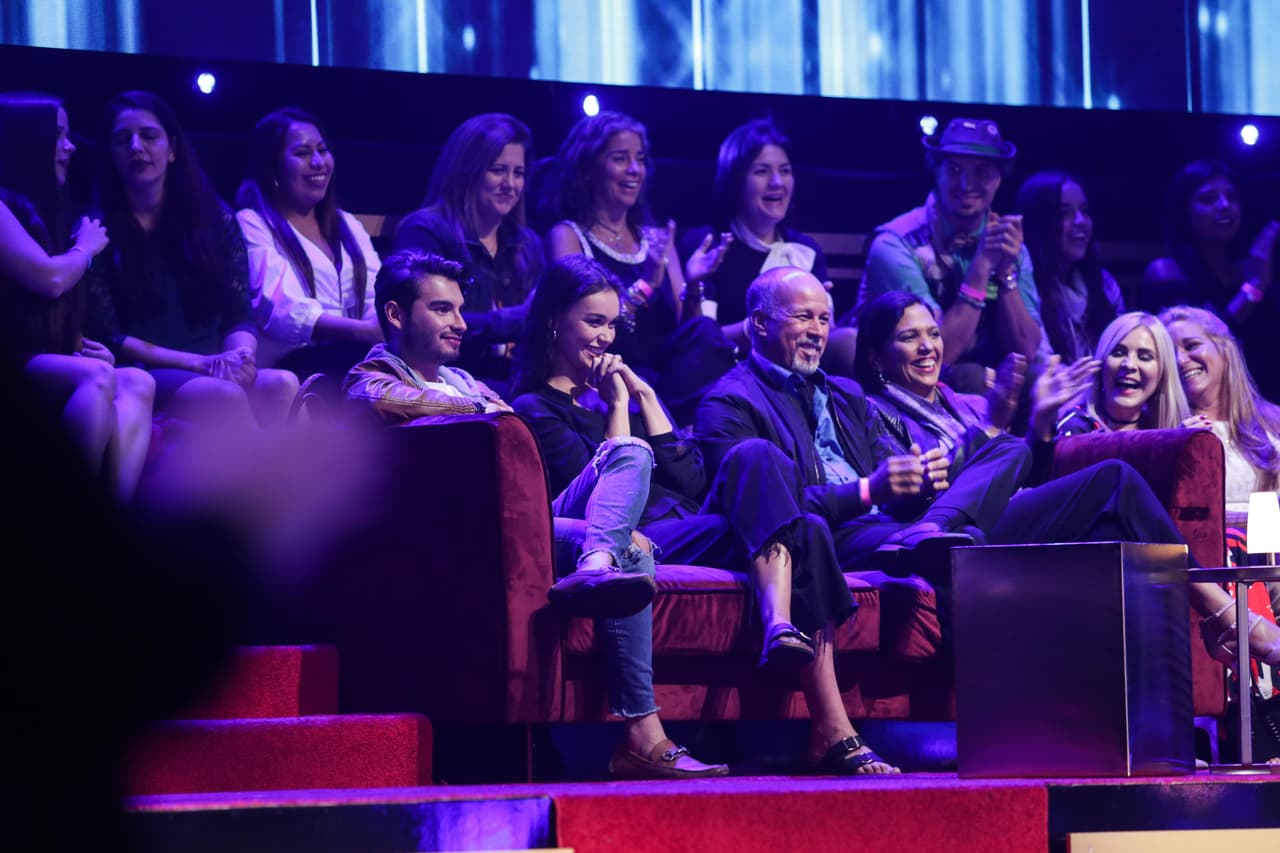 A pesar del beso de Adrián con Melissa, Clara no dejó de aplaudir y apoyar a su novio.