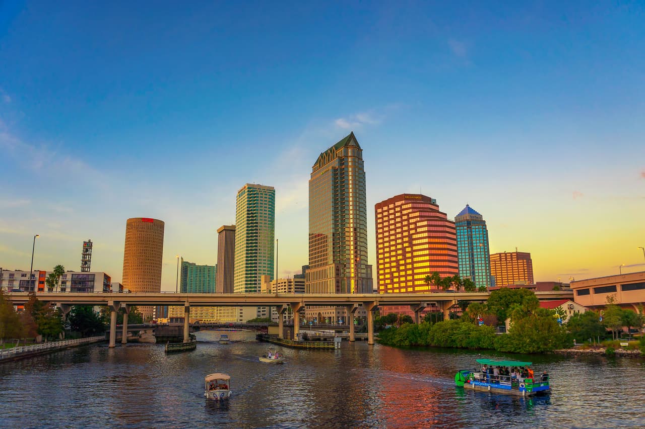 <h2 class="cms-H2-H2">Tampa</h2>
<br>
<b>Hora de inicio: </b>1:43 p.m. EDT
<br>
<b>Punto máximo:</b> 3:00 p.m. EDT
<br>
<b>Porcentaje de oscuridad:</b> 65%
<br>