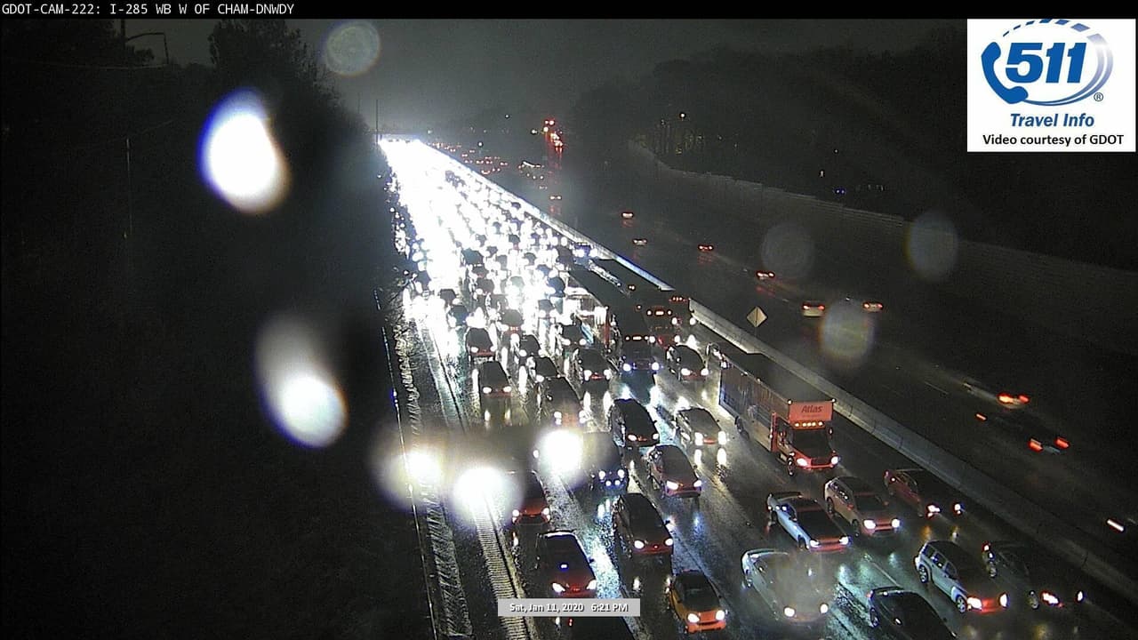 La Policía de Dunwoody informó que varios tramos de la carretera Interestatal I-285 se encuentran bloqueados debido a inundaciones.