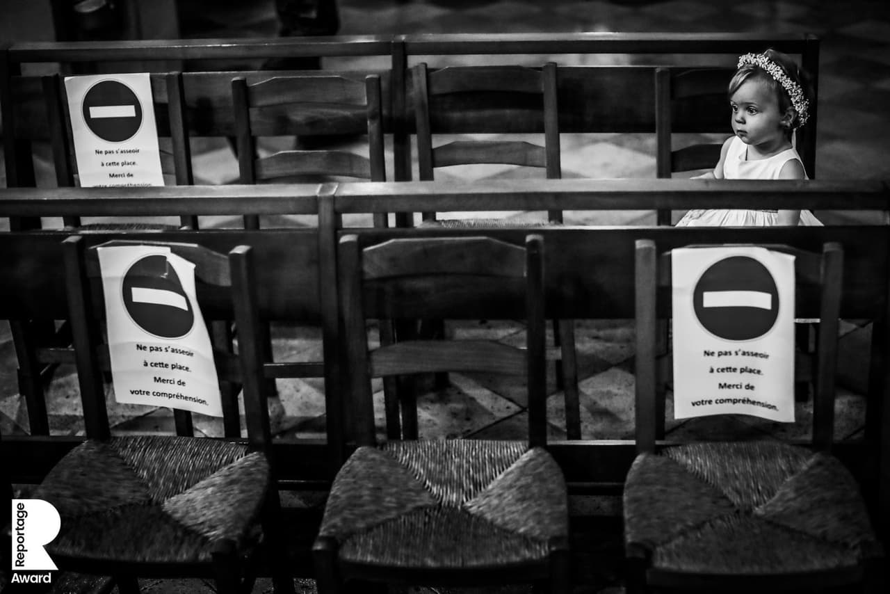 Sola en la
<a href="https://www.photocamex.com/"><u>distancia</u></a>.