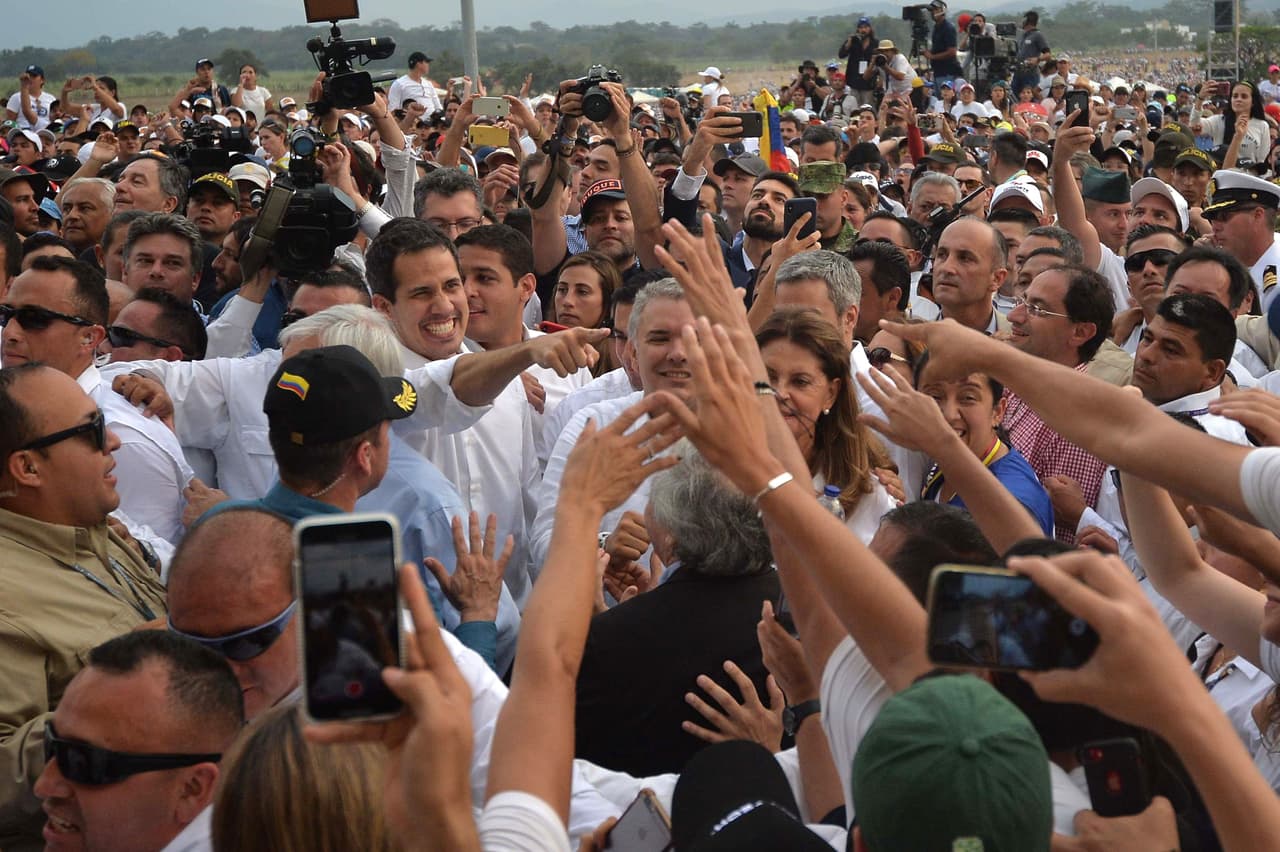 El presidente interino venezolano Juan Guaidó estuvo presente en el evento junto al mandatario colombiano Iván Duque. Guaidó ha sido reconocido por EEUU, naciones de América Latina y Europa, y fue a Cúcuta a pesar de que tenía prohibida la salida del país por el régimen de Maduro.