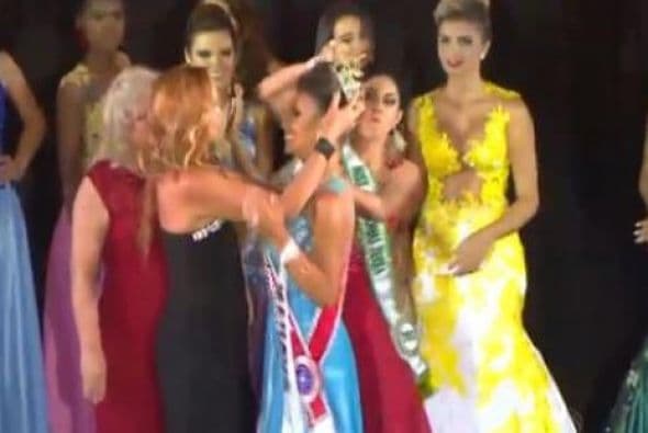 No aguantó perder el título y le arrancó la corona a la ganadora alegando que no merecía el título.