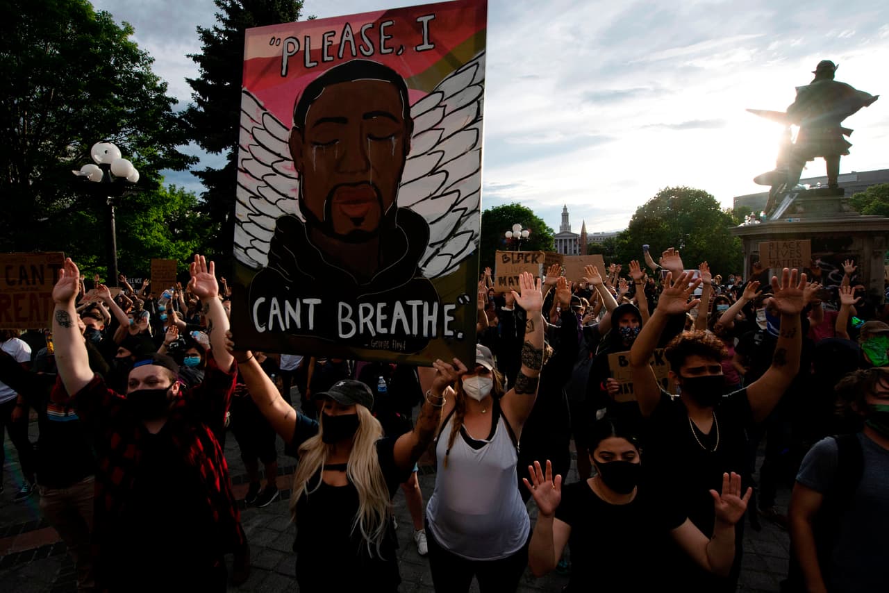 Manifestantes en Denver, Colorado, reunidos el 31 de mayo para protestar por la muerte de George Floyd.