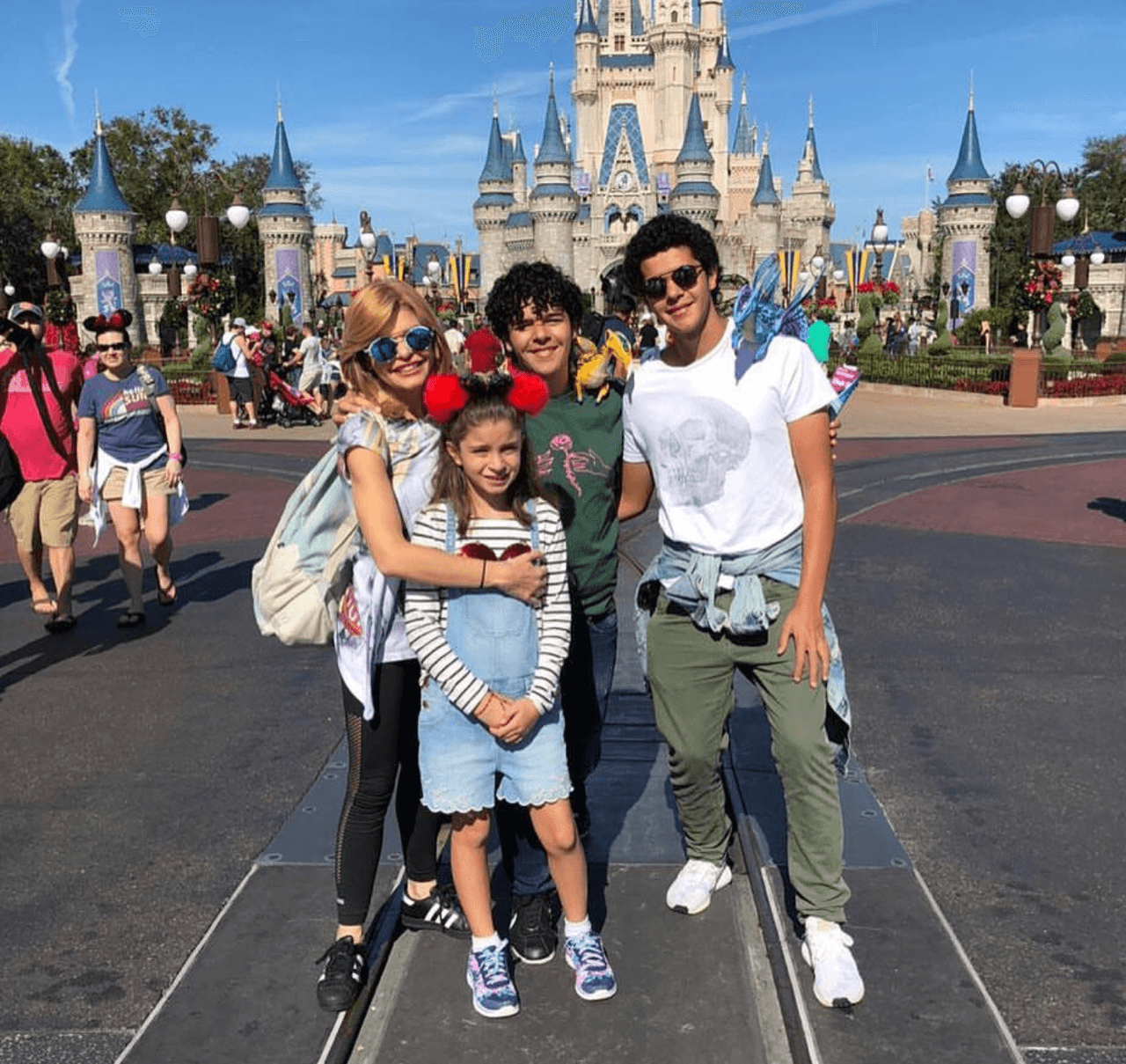 Antes de iniciar la grabación de la serie de Silvia Pinal, donde es protagonista, Itatí se escapó unos días a Disney para estar con sus hijos José Eduardo, Roberto Miguel y la pequeña María Itatí.