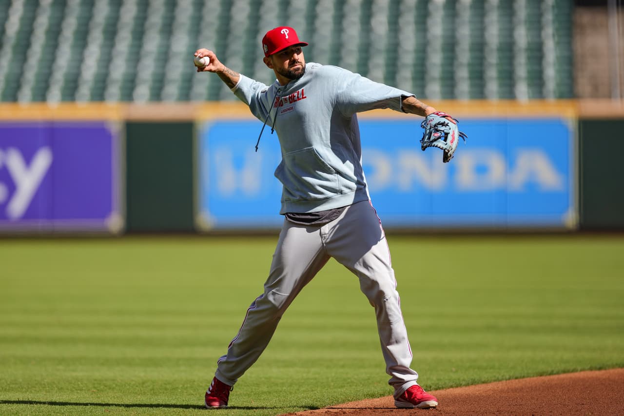 De acuerdo con las apuestas, los Astros se encuentran con una línea de -170, mientras que el conjunto de Philadelphia está en +143 para alzarse con el trofeo de las Grandes Ligas en esta temporada. Nick Castellanos #8 listo para lanzar durante el entrenamiento.