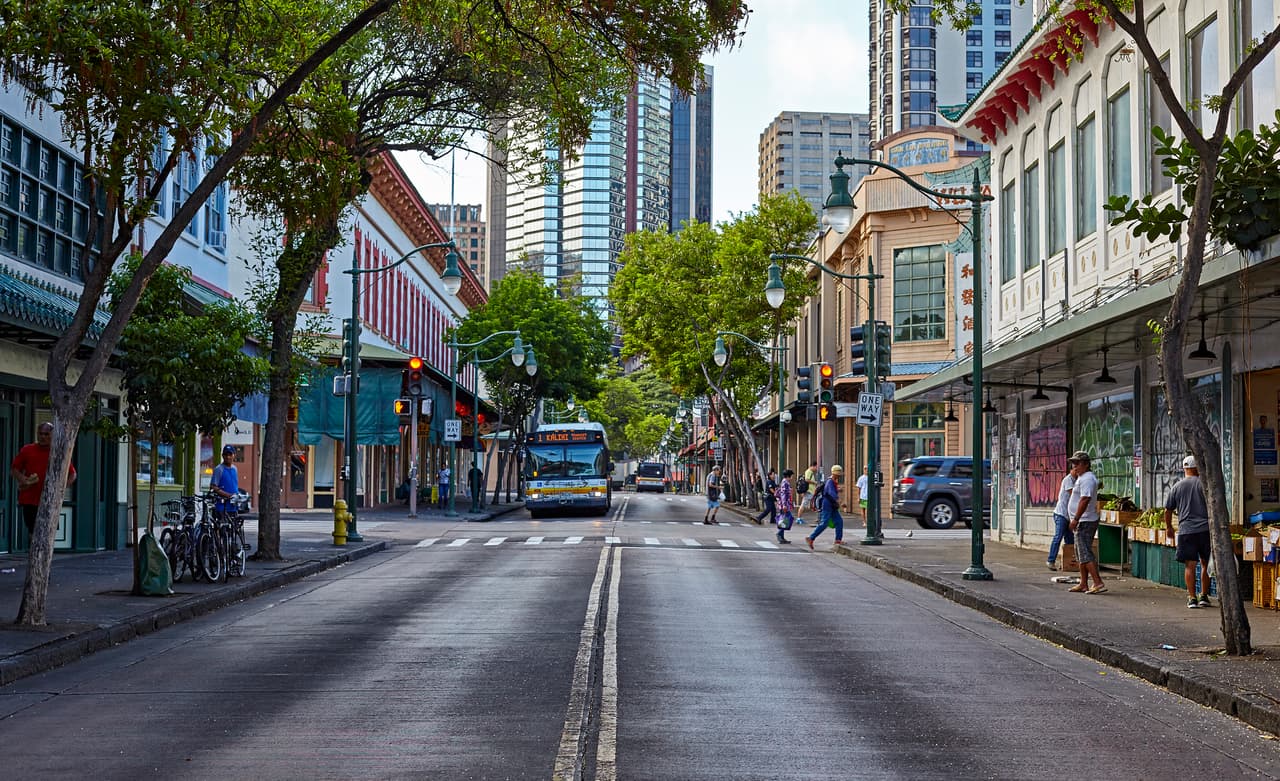 Honolulu multará a los peatones que crucen calles viendo su celular