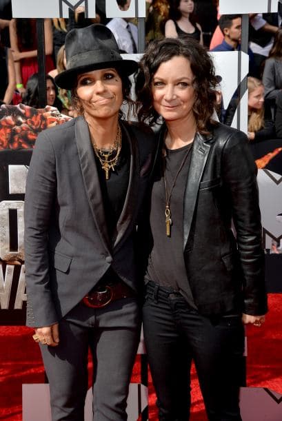 Recién casadas, la rockera Linda Perry y la actriz de "The Big Bang Theory" Sara Gilbert. Mira aquí los videos más chismosos.