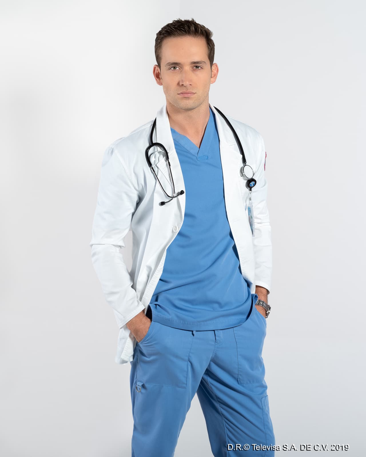 Por su parte, 
<b>Mauricio Henao</b> será quien interprete a Marco Ávalos, un ambicioso y soberbio médico residente que deseará especializarse en cirugía plástica para conseguir una buena posición económica.