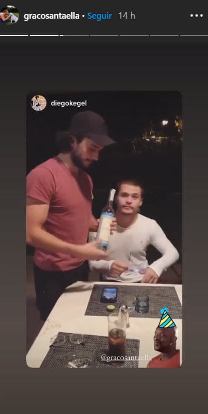 También, mostró videos de la reunión donde se le ve ingiriendo una bebida alcohólica para continuar la celebración.