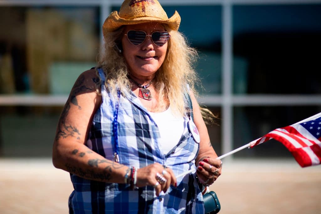 Silver Dreaming Wolf, una seguidora de Trump, en un mitin a favor del presidente en Staten Island, en la ciudad de Nueva York, el 3 de octubre. 
<br>
<br>