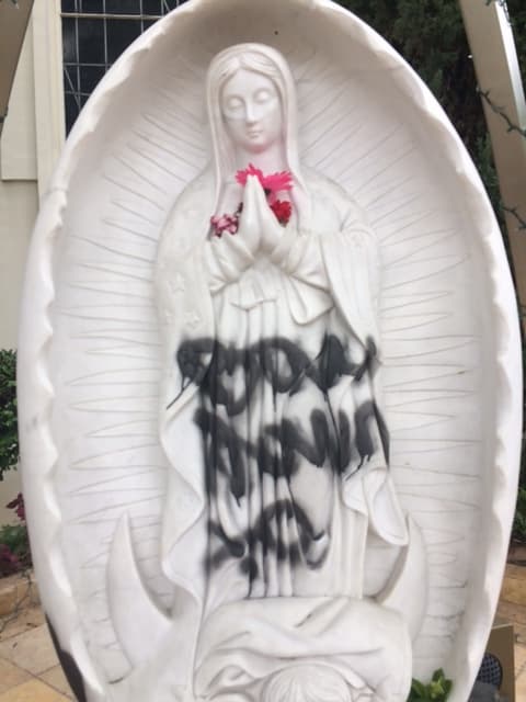 La iglesia católica St. Christopher en West Covina fue víctima de vandalismo el sábado 25 de febrero.