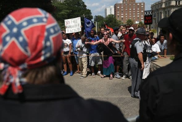 La polémica bandera usada como paliacate.