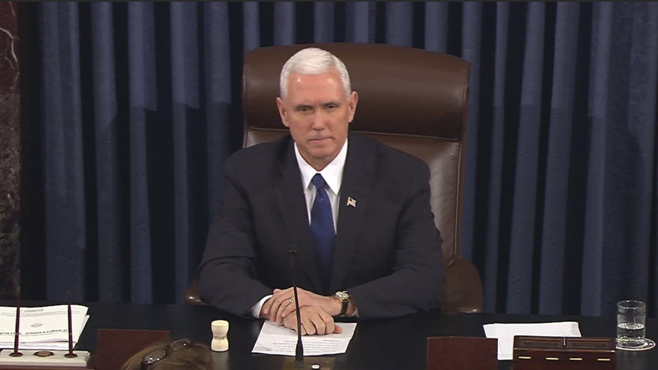 En una votación histórica, Pence interviene para salvar la confirmación como secretaria de Educación de Betsy DeVos