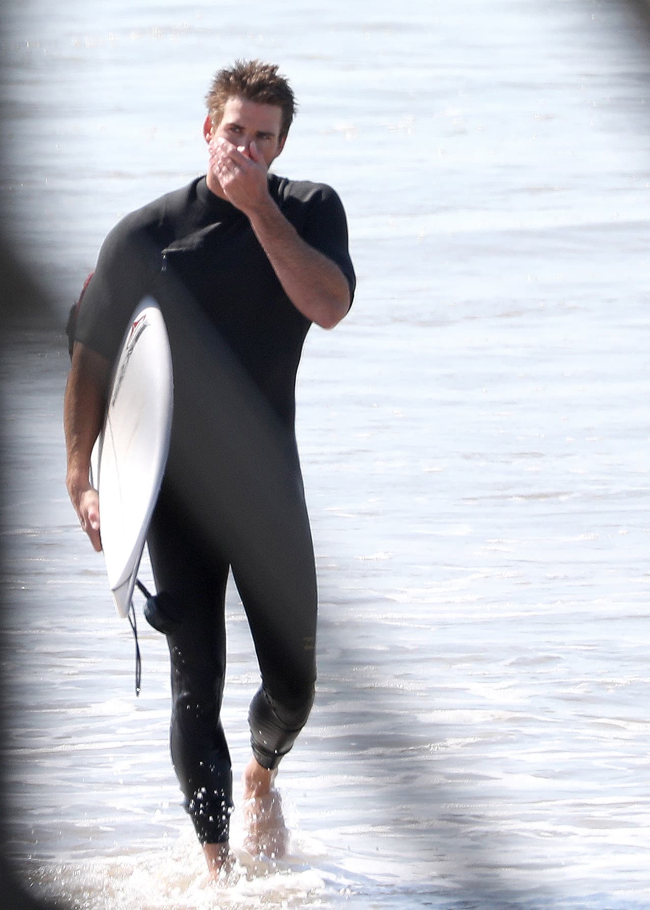 Y mientras Miley Cyrus intenta retomar la normalidad, su todavía esposo, Liam Hemsworth, se mantiene en Australia, junto a su familia.