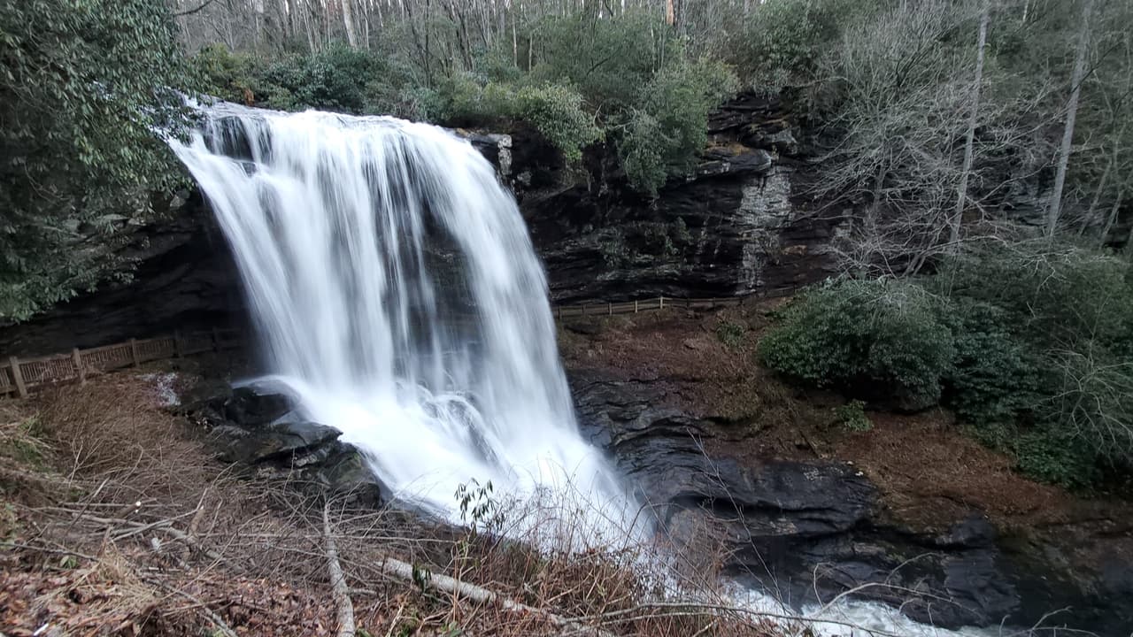 Otro destino que querrás visitar durante el invierno es 
<b><a href="https://www.univision.com/local/north-carolina-wuvc/dry-falls-cascadas-carolina-del-norte-aventura-invierno-2023-fotos">Dry Falls</a></b>.