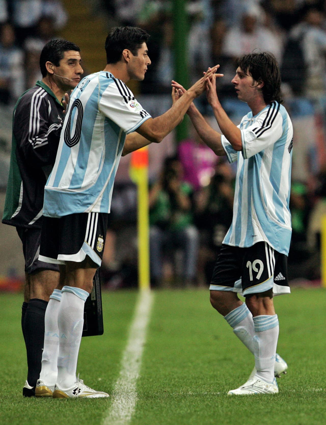 Messi estuvo durante 70 minutos en la cancha antes de ser sustituido por Julio Cruz. El juego terminó 0-0 y Argentina fue líder del grupo C.