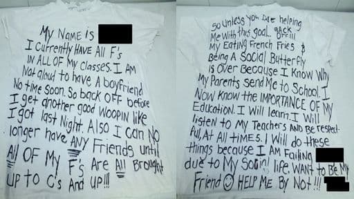 El mensaje, que llevaba la jovencita quien cursa la secundaria, estaba escrito por la parte delantera y seguía en la parte trasera de la camiseta.