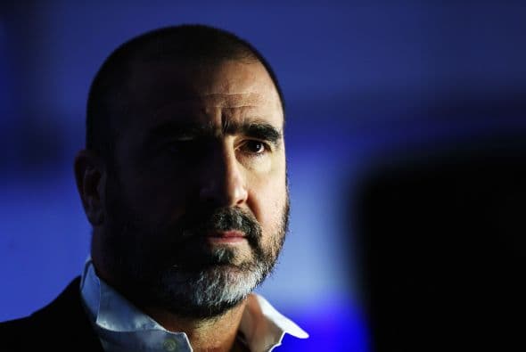 El crack francés Eric Cantona llegó a la política de Francia solicitando a 500 alcaldes del país galo la firma de sus compromisos. Aunque no consiguió pertenecer a ningún partido político ya cuenta con una ONG.