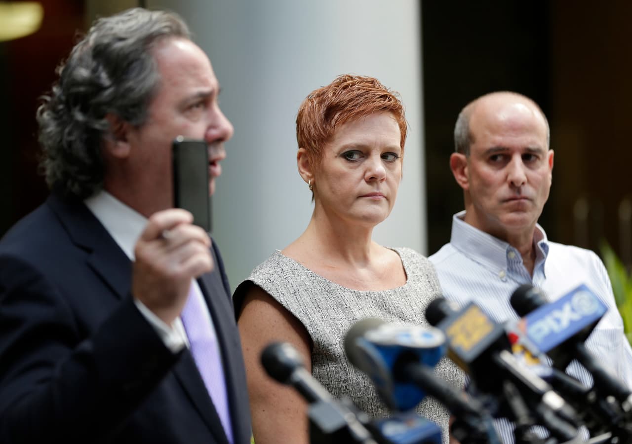 De izquierda a derecha, Bruce Nagel (abogado de la familia), Dianne y Seth Grossman, los padres de Mallory Grossman, en conferencia de prensa en Roseland, Nueva Jersey.