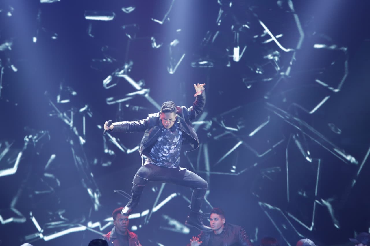 Fabyán con sus movimientos de todo un bailarín destacó en el escenario.