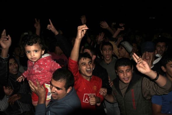 Sin embargo, jóvenes, niños y adultos salieron en todos los barrios y se dirigieron al centro de las ciudades a aplaudir y gritar para festejar el regreso de la calma.