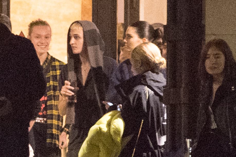 Luego se especuló que quien le había escrito la carta era en realidad Anwar Hadid, hermano menor de las modelos Bella y Gigi Hadid y con quien Kendall también ha sido vinculada sentimentalmente.