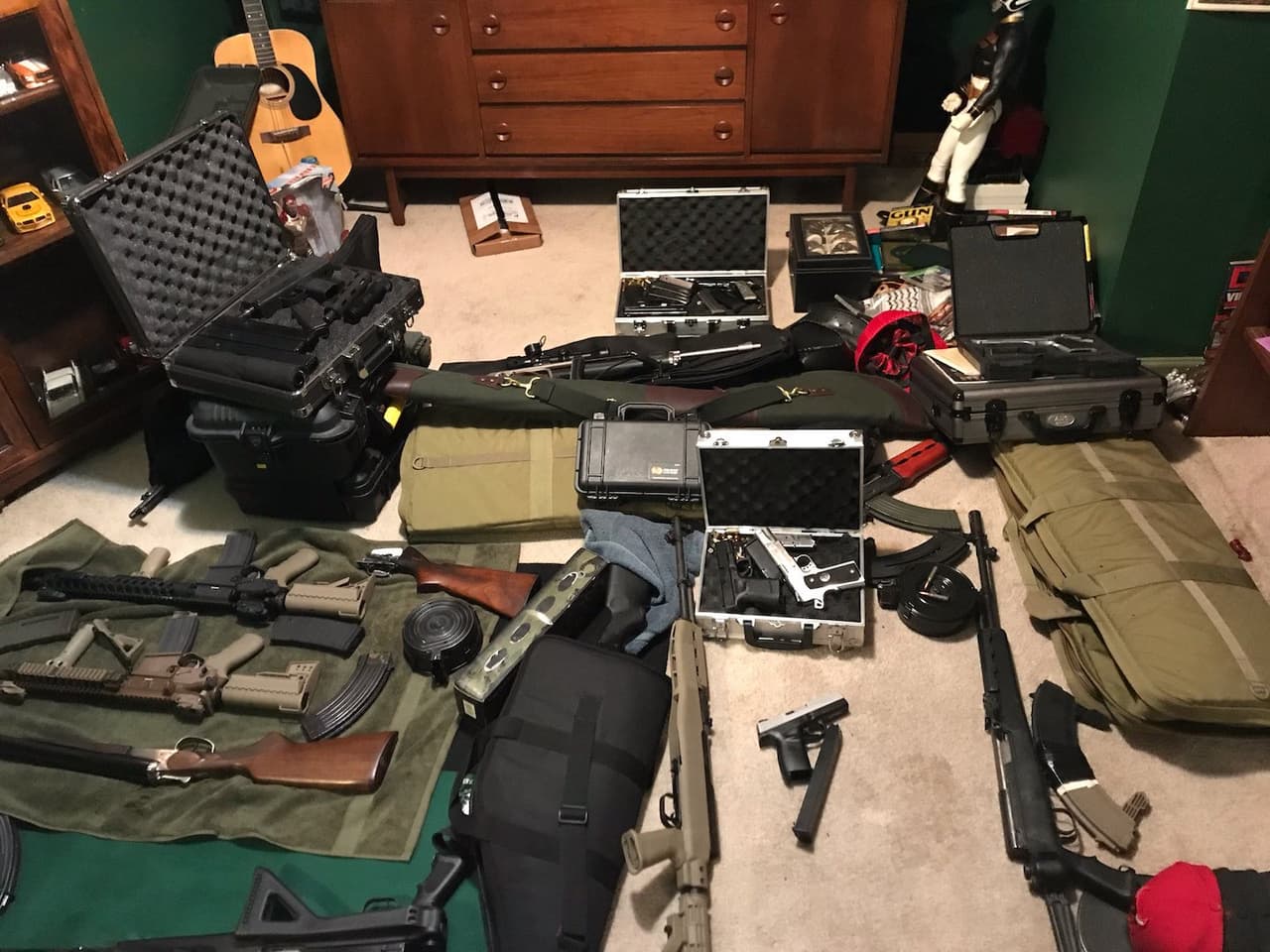 Entre lo que recuperaron, se observan rifles semi automáticos, pistolas y cartuchos de alta capacidad, entre otros artículos.