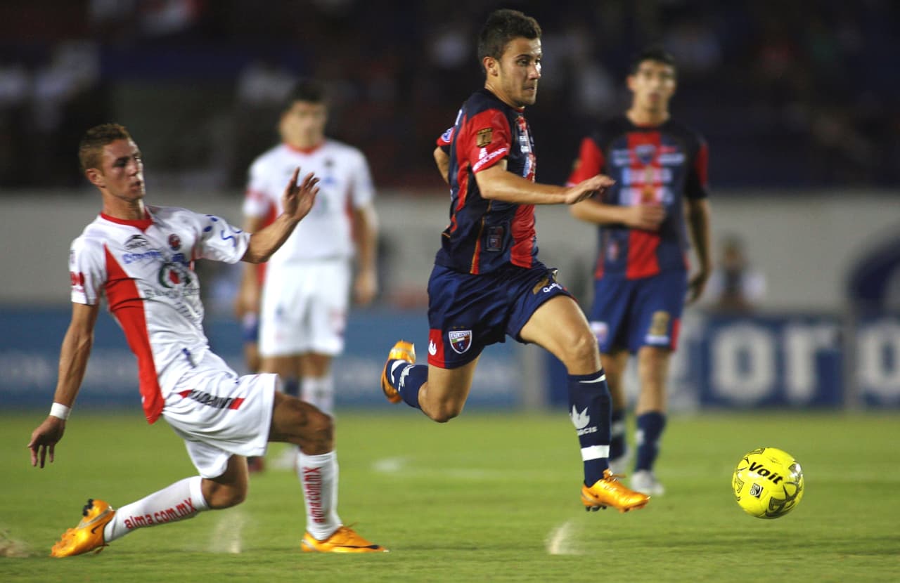 Desde muy joven, Layún mostró su espíritu aguerrido y su capacidad en la cancha, cualidades que pronto llamaron la atención de los ojeadores extranjeros.