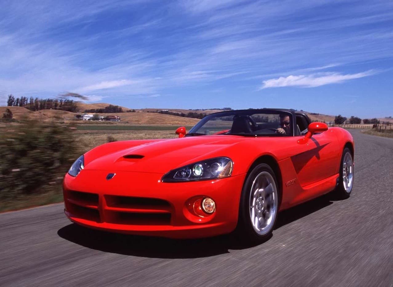 La
<b> tercera generación </b>del Dodge Viper llegó en 2003 cuando Chrysler era parte del conglomerado
<b>DaimlerChrysler</b>, sólo como roadster al igual que lo hizo el modelo original en 1992. El desplazamiento del motor creció a 8.3 litros y la potencia era ahora de
<b>500 caballos de fuerza</b>.