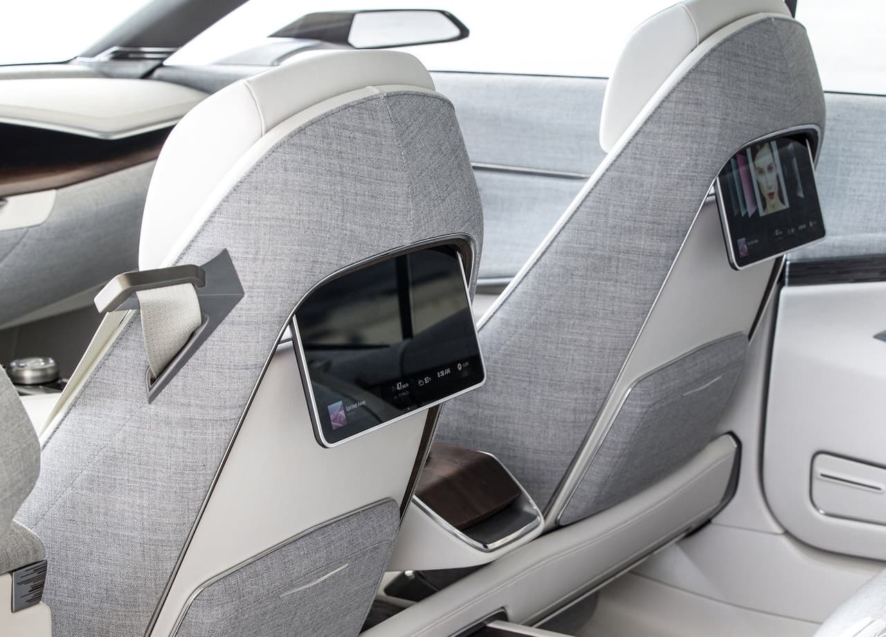 En las imágenes que divulgó el fabricante se advierte un interior en el que se mezclan texturas, siempre con predominancia del gris. Se destaca además la
<b> integración no invasiva de herramientas tecnológicas</b>, con una amplio panel OLED vertical y curvado en el sector delantero, y pantallas tipo tableta para los ocupantes de los asientos traseros.