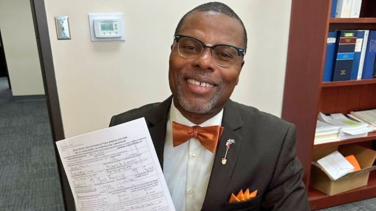 <h3 class="cms-H3-H3">Mansfield: Michael Evans gana su tercer mandato </h3>
<br>Michael Evans, pastor y líder comunitario, fue reelecto con más del 60% de los votos en Mansfield, hasta la tarde de este domingo. Su estilo conciliador y su defensa de las familias ha sido bien recibido. En su discurso postelectoral, Evans destacó que trabajará por una ciudad “
<b>donde todas las familias, sin importar idioma, color o fe, tengan un lugar”</b>.
<br>
<b>📍 Prioridades: </b>seguridad, participación cívica y colaboración con iglesias que brindan apoyo social a comunidades migrantes.