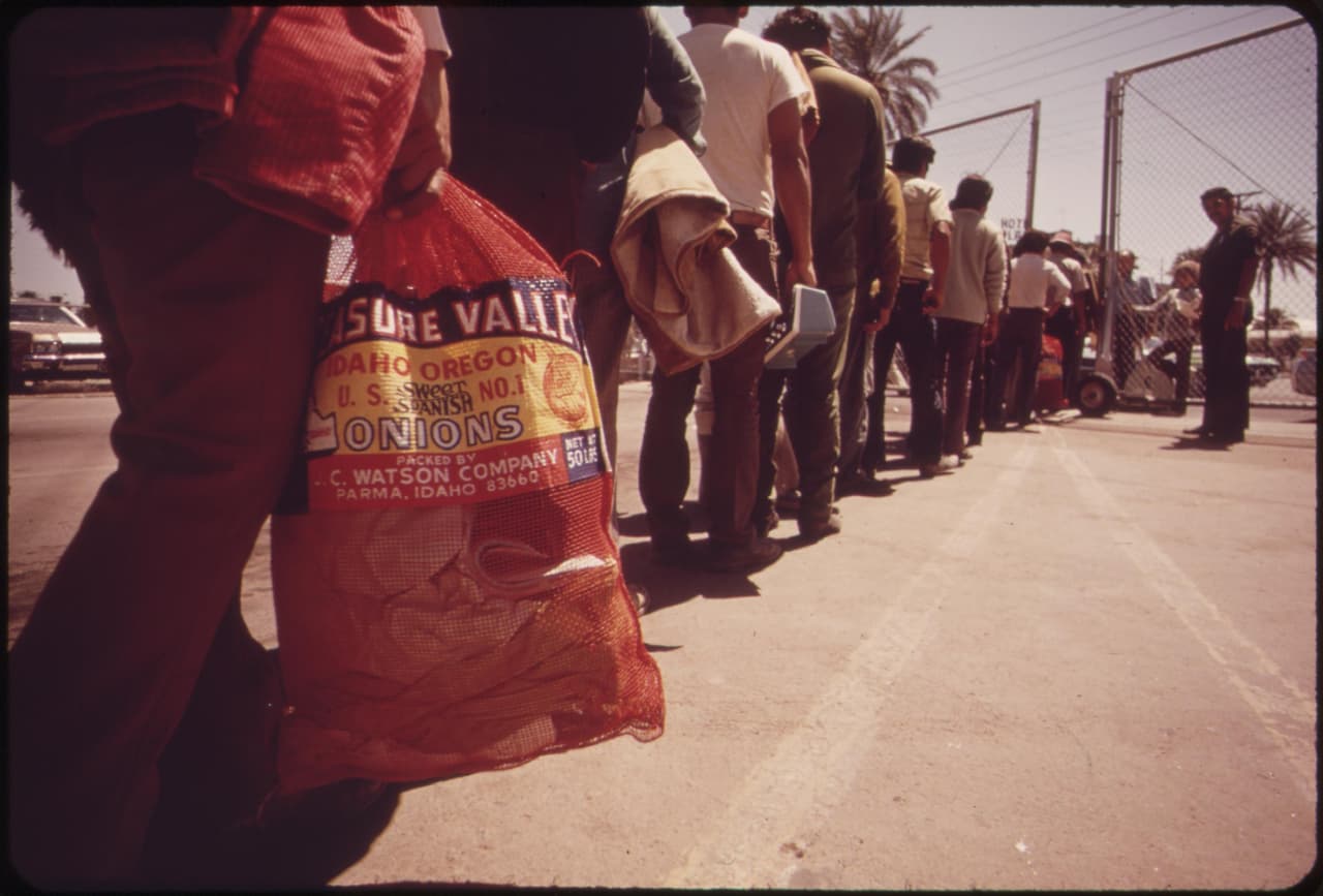 Trabajadores agrícolas mexicanos regresan por la frontera hacia su tierra luego de ser atrapados por la patrulla fronteriza estadounidense cerca de Calexico. Mayo de 1972.