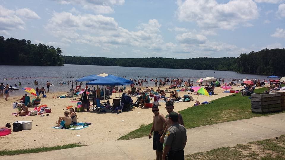 <b>Falls Lake</b>
<br>
<b>Sitio web</b>: 
<a href="https://www.ncparks.gov/state-parks/falls-lake-state-recreation-area">https://www.ncparks.gov/state-parks/falls-lake-state-recreation-area</a> 
<br>
<b><a href="https://maps.app.goo.gl/KNAgnhaadKv1CrZ19">Cómo llegar</a> </b>
<br>
<br>Con sus costas arenosas y aguas cristalinas, Falls Lake es un lugar popular para nadar, practicar remo y kayak.