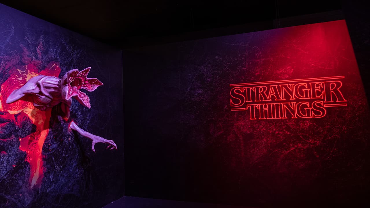 En el lugar puedes desde tomarte una foto con 
<b>el temible Demogorgon</b> hasta encontrar alguno de los
<b> "easter eggs" </b>ocultos que te darán una grata sorpresa durante tu visita.