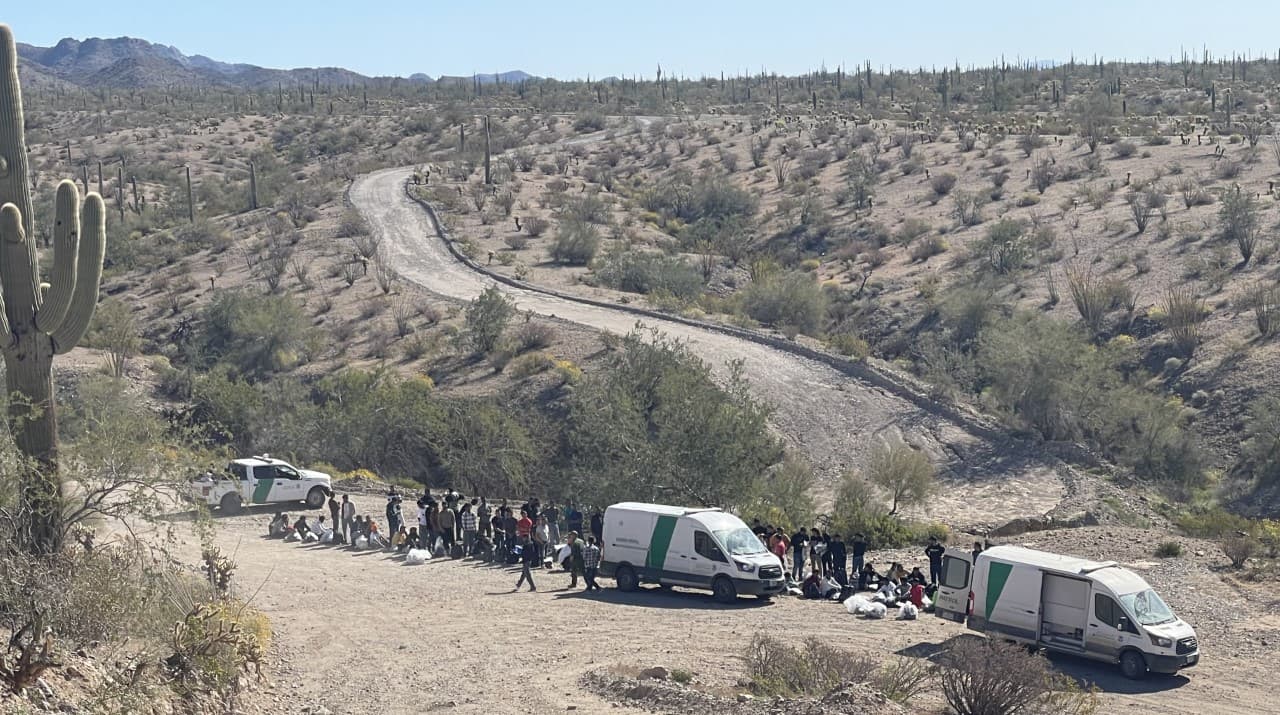 A pesar de los riesgos inherentes de cruzar la frontera ilegalmente, los agentes de la Estación Ajo se encuentran con grandes grupos en las zonas rurales de Arizona. Los 113 migrantes que se muestran se ubicaron a casi 30 millas al noroeste de Lukeville. Esta lejanía extrema aumenta los peligros que los traficantes imponen a los migrantes.