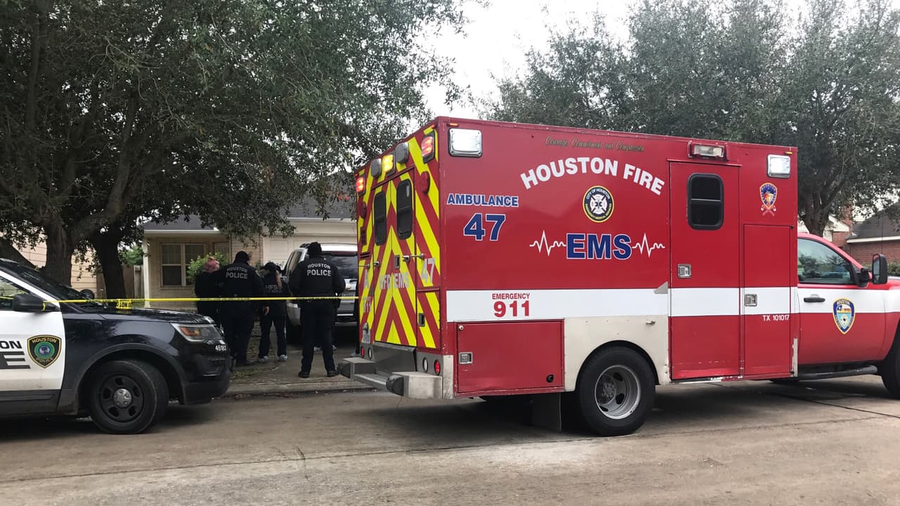 Investigan el hallazgo de dos cuerpos baleados en una vivienda del sur de Houston.