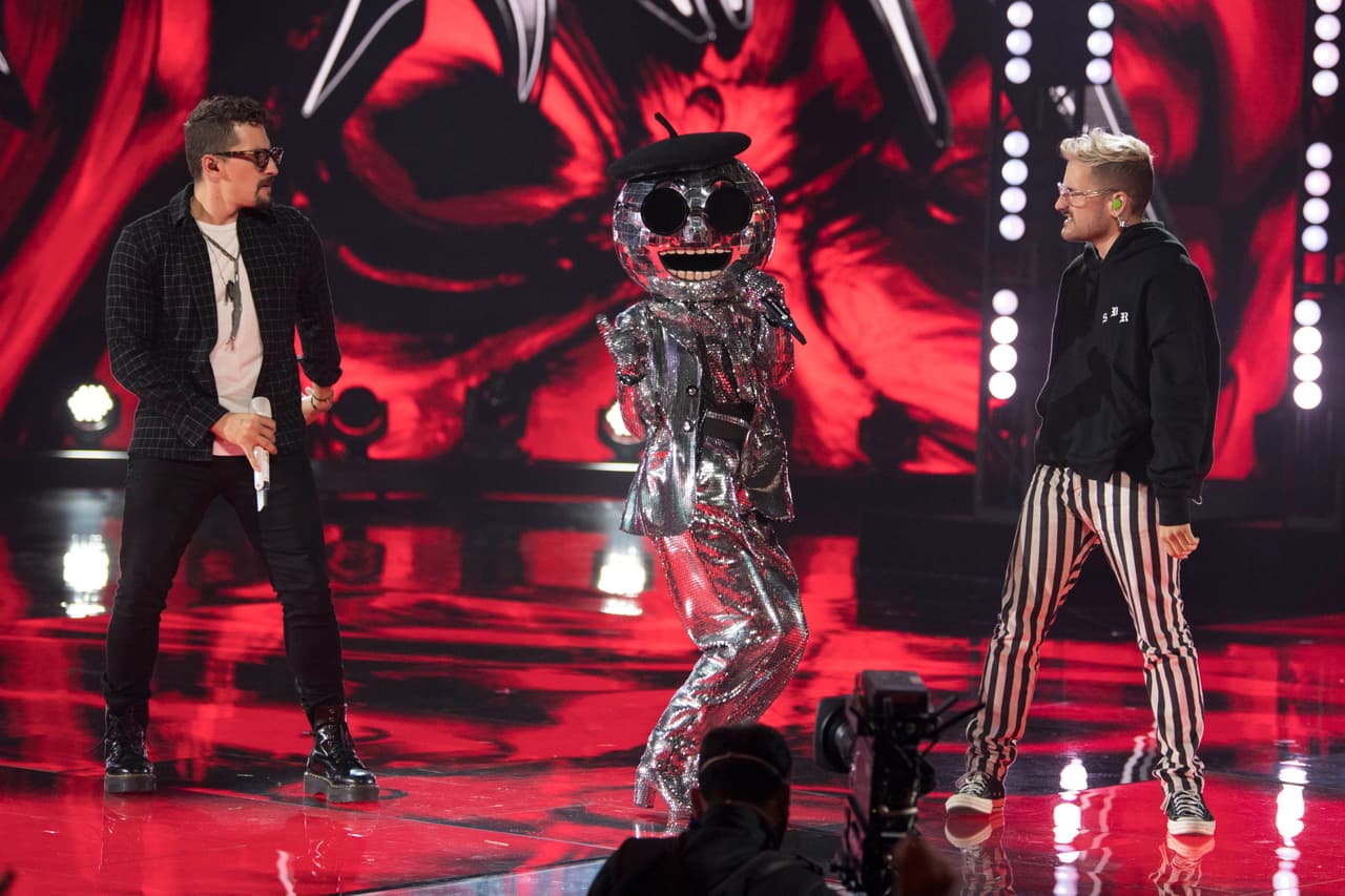 La segunda ronda de presentaciones arrancó con invitados especiales, pues Mau y Ricky acompañaron con su ritmo urbano a Disco Ball para cantar ‘Ouch’.