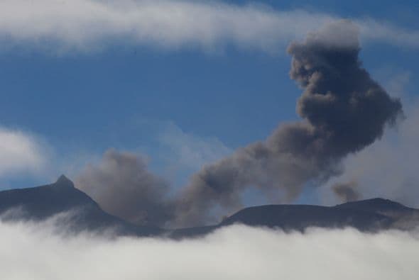 "No es descartable que durante el día o las próximas horas podamos tener un nuevo pulso (eruptivo), probablemente no del mismo nivel energético de los que ha habido, pero seguimos en alerta roja y en una situación compleja", dijo el director del Servicio Nacional de Geología y Minería (Sernageomin), Rodrigo Álvarez. Esta imagen es de Puerto Montt, Chile.