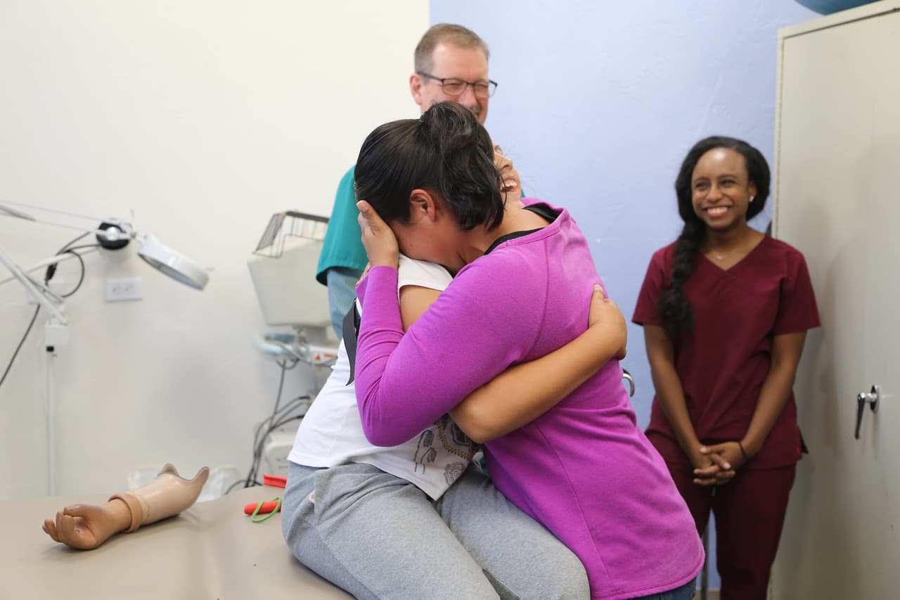 "Su madre se echó a llorar y abrazó a su hija, juntos celebraron con abrazos, sonrisas y lágrimas", dijo Moor. 
<b>"Fue una bendición ser parte de ese momento que le cambió la vida"</b>.