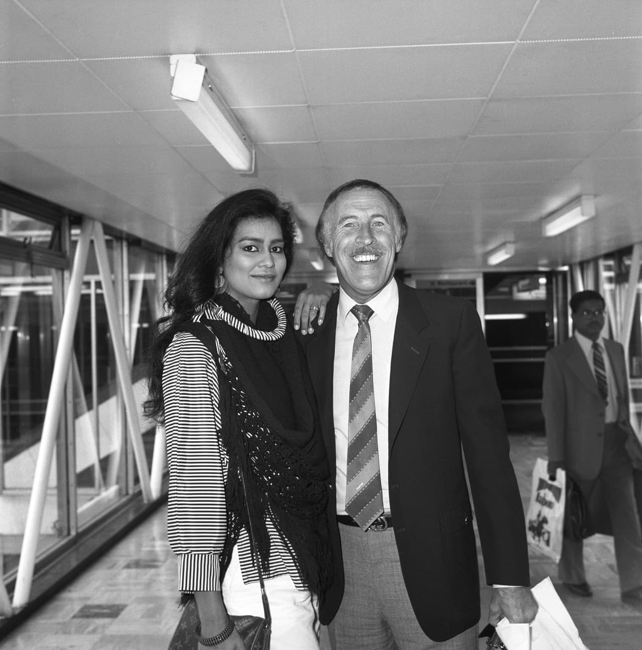 Para ese entonces ella tenía 25 años y trabajaba como modelo y él tenía 54 años y presentaba un 
<i>show</i> de juegos en la televisión británica llamado 
<b>‘Play your Cards Right’.</b>