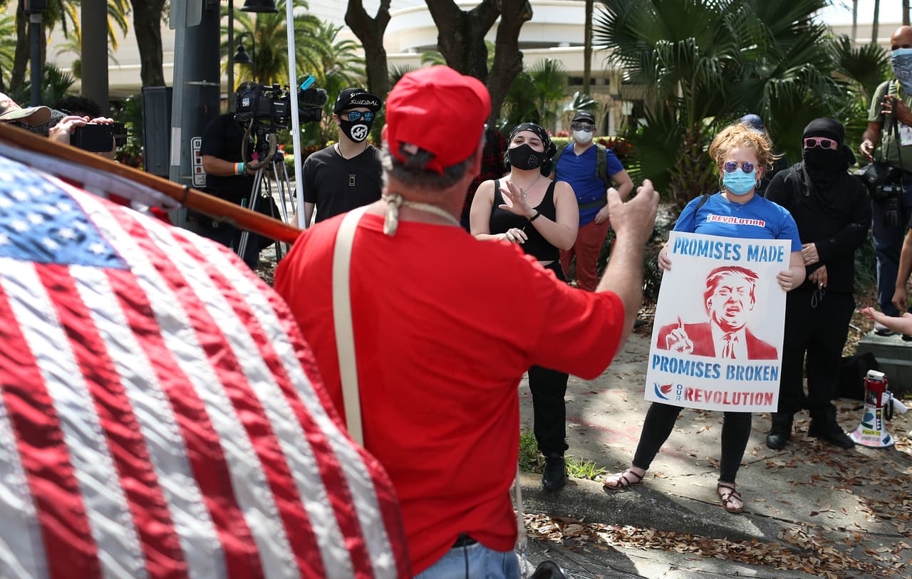 A pesar del furor generalizado por el expresidente Trump, también se acercaron y se manifestaron personas en contra de su gestión, mismas que fueron confrontadas por sus simpatizantes.
<br>