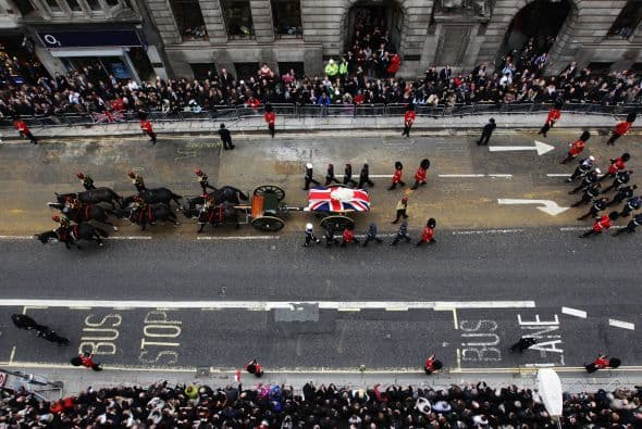 El féretro con sus restos recorrió las calles de Londres en una carroza tirada por caballos.
