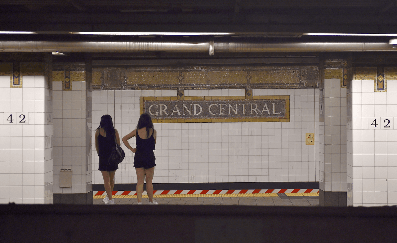 Hombre muere arrastrado por un tren al quedar enganchado en un vagón