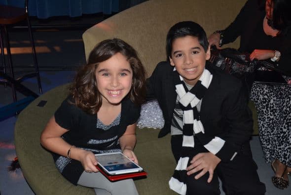 Muy estudiosos, así son Joselyn y Braulio mientras llega su turno de aparecer en el escenario. Todos unos profesionales desde pequeños.